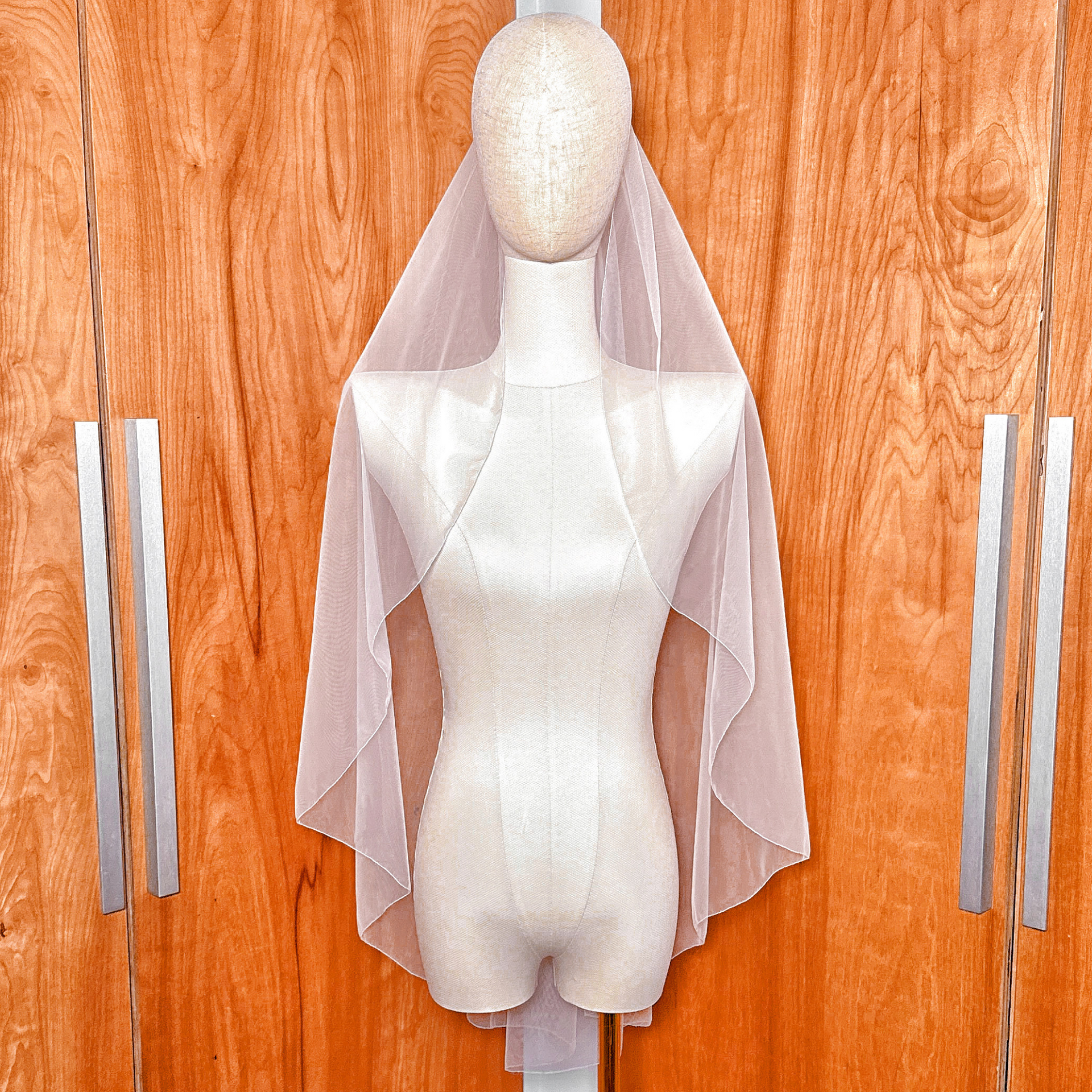 DEVYN | Fingertip Length Veil with Tiny Pencil Edge