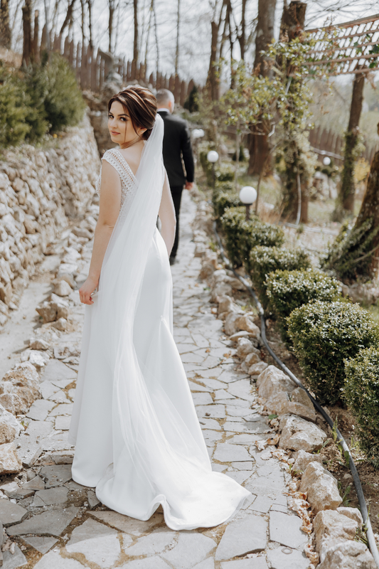 Floor Length Skinny Veil with Raw Edge – LOREEN