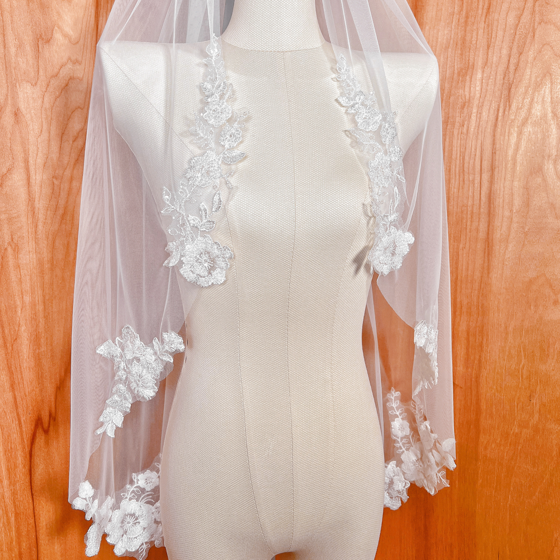 VIVIANA | Lace Edge Veil