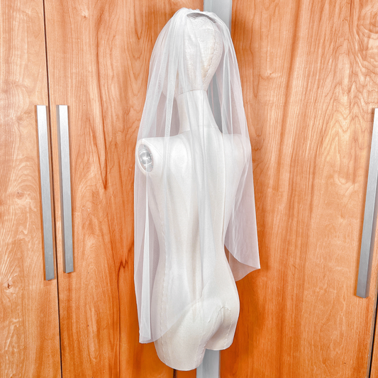ide profile of a lightweight detachable blusher veil featuring a clean raw edge design.