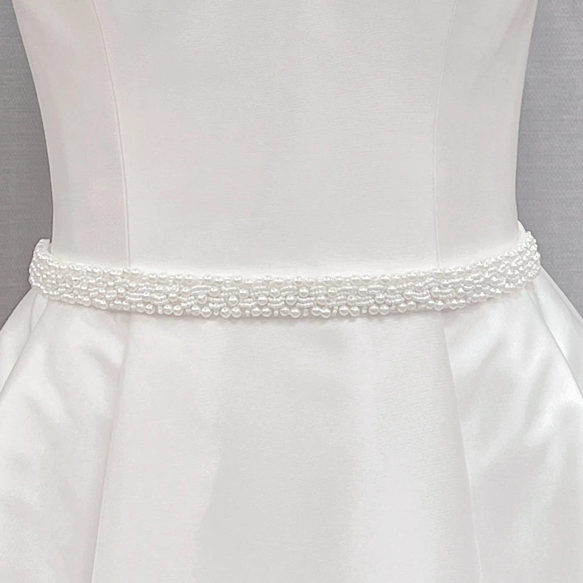 Minimalist pearl bridal belt with delicate white pearls showcasing intricate detail.