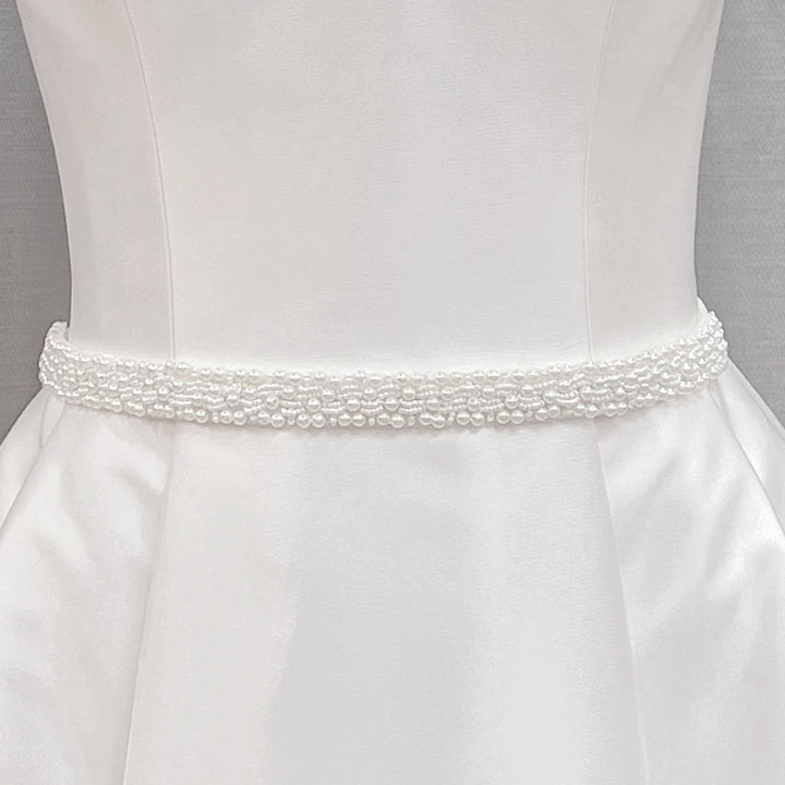 Minimalist pearl bridal belt with delicate white pearls showcasing intricate detail.